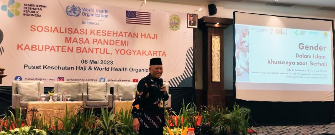 A resource person standing in front of the outreach session stage.