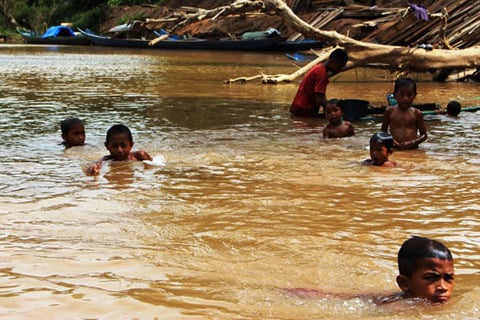 polio-vaccine-luang-photo3-children-swimming polio-vaccine-luang-photo3-children-swimming