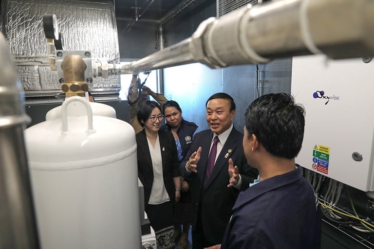 _XH22409 man checking the oxygen tanks