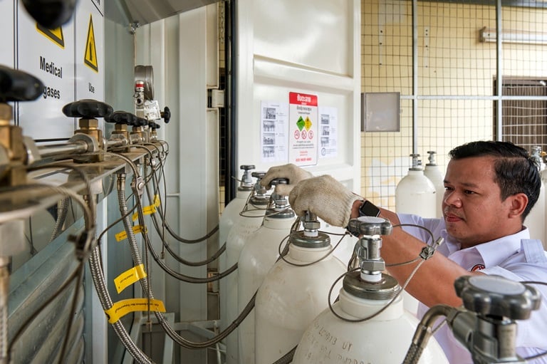 _XH22409 man checking the oxygen tanks