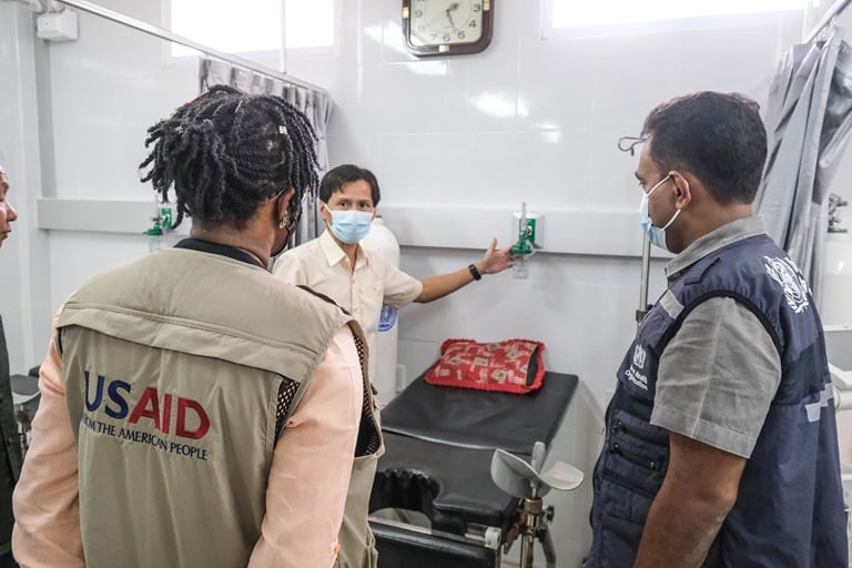 _XH22409 man checking the oxygen tanks
